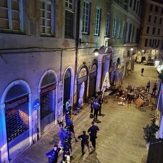 Caos in centro storico, proprietario di un ristorante lancia tavoli e sedie dal primo piano del suo locale