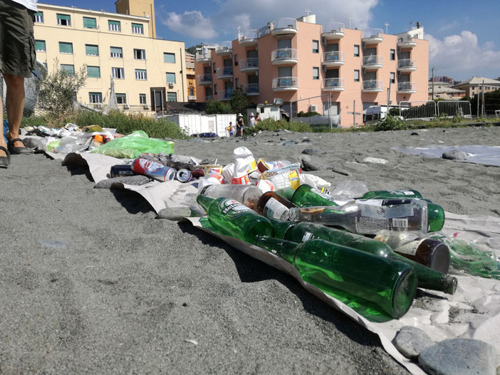 Scout Amiu e Aster in campo per la raccolta differenziata