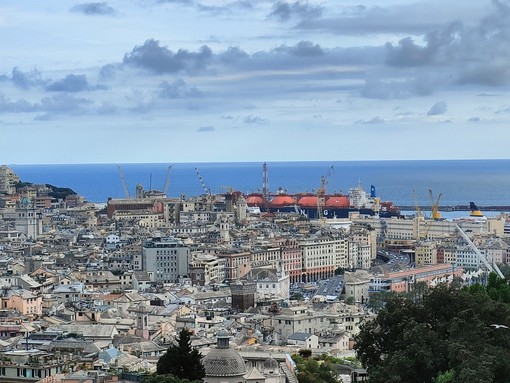 Porto, il rigassificatore lascia Genova, destinazione Marsiglia per completare la manutenzione