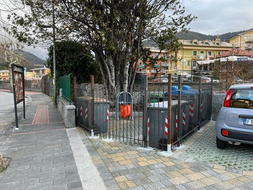 Recco, recinzioni per difendere i cassonetti dall'attacco dei cinghiali: nuova postazione in via Pisa