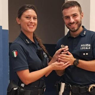 Piazza Matteotti, rondine ferita salvata dalla polizia locale