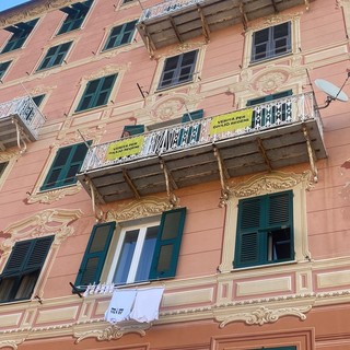 Camogli, sindaco rimuove lo striscione &quot;Verità per Giulio Regeni&quot;. I residenti li appendono alle finestre