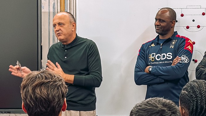 Mister Vieira e il nuovo proprietario Dan Sucu con la squadra (foto Genoa CFC - Tano Press)