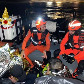 Pescatori cadono in acqua nella Baia del Silenzio, soccorsi dai vigili del fuoco