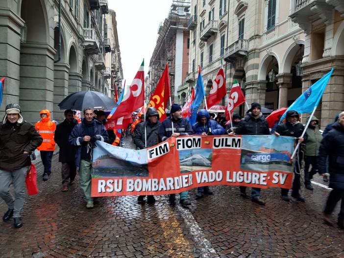 Vertenza Bombardier, sciopero dei lavoratori. L'allarme dei sindacati: &quot;Da gennaio lo stabilimento rischia il lucchetto&quot; (FOTO e VIDEO)