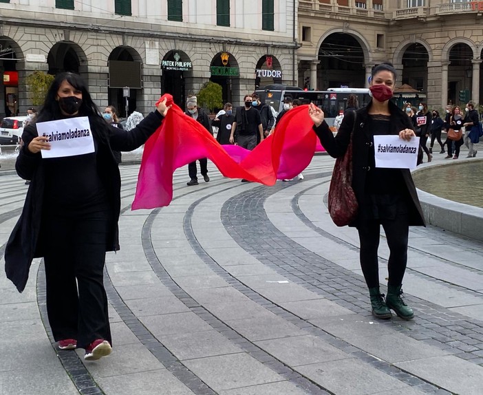 Mondo della cultura e dello spettacolo in piazza per chiedere certezze alle istituzioni (FOTO e VIDEO)