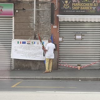 &quot;Peace per tutti gli esseri umani&quot;, lo striscione della comunità egiziana davanti al barber shop di Sestri Ponente