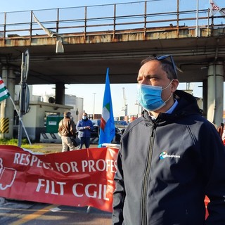 A Genova bloccati i varchi portuali e le piattaforme della logistica: i lavoratori scioperano in tutta Italia (VIDEO)