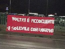 &quot;Voltri è accogliente e solidale con i migranti&quot;: lo striscione mostra il volto buono della città