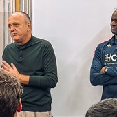 Mister Vieira e il nuovo proprietario Dan Sucu con la squadra (foto Genoa CFC - Tano Press)