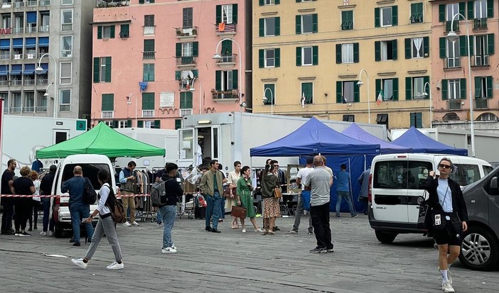 Le riprese del film su Paolo Villaggio arrivano in centro, centinaia di curiosi attirati dal set