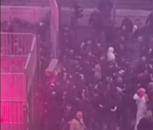 Genoa-Bari, il video degli scontri tra tifosi e poliziotti