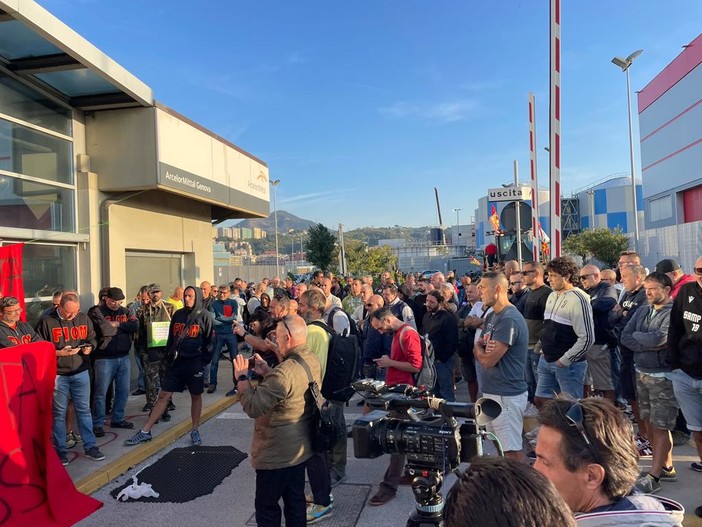 Ex Ilva, continua lo stato di agitazione, ma dopo l'assemblea i lavoratori sono tornati in fabbrica