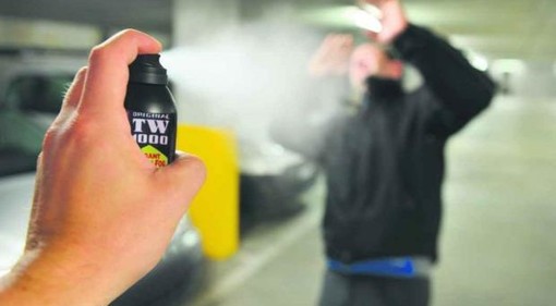 Spruzza spray al peperoncino e ferisce due persone: attimi di panico nella notte in corso Italia