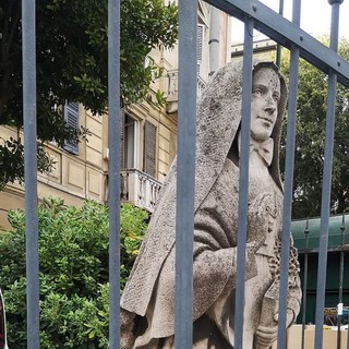 La statua di Madre Francesca Cabrini nascosta da una grata, dal Comune il via libera per la ricollocazione