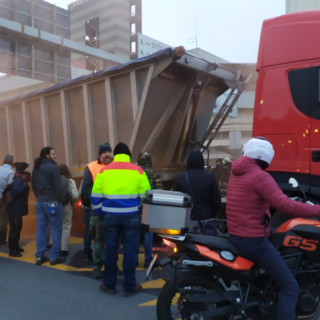 Protesta in porto, riaperti in serata i varchi San Benigno e Albertazzi, ma lo sciopero prosegue