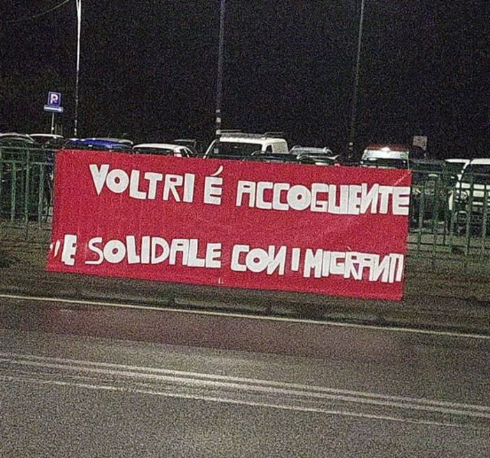 &quot;Voltri è accogliente e solidale con i migranti&quot;: lo striscione mostra il volto buono della città