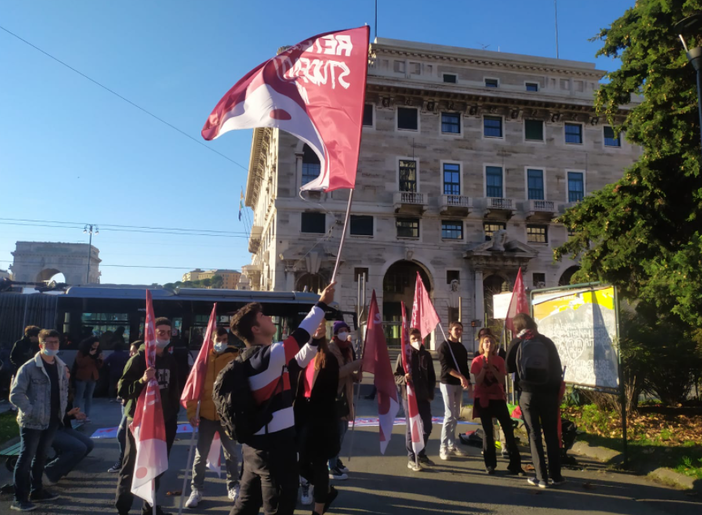 Scuola, studenti genovesi in piazza contro il governo Meloni: &quot;Nessun merito, ma repressione e violenza&quot;