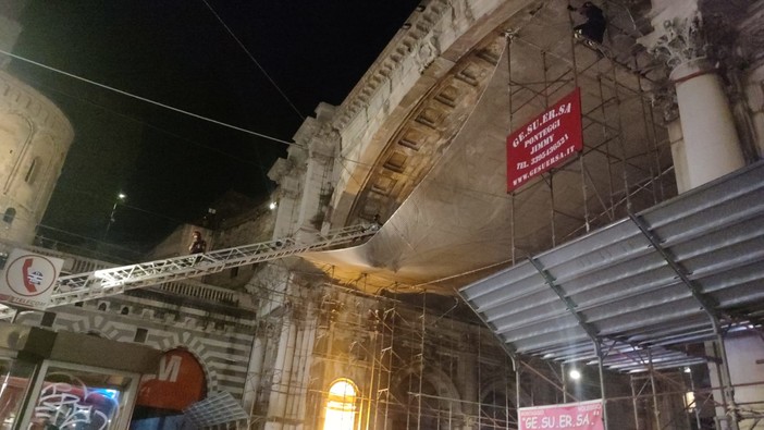 Lieto fine, è sceso l'uomo che minacciava di gettarsi dal Ponte Monumentale, strada riaperta