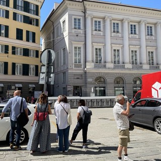 Muro di cassonetti in piazza Fontane Marose, oggi il sopralluogo della Soprintendenza (foto e video)