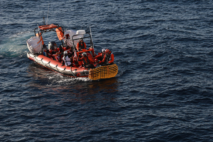 Migranti, a Spezia la nave 'Geo Barents', 130 persone a bordo &quot;Nessuna risposta dalle autorità italiane&quot; (Foto)