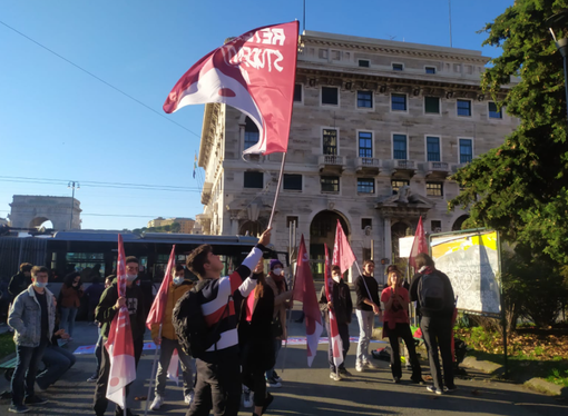 Scuola, studenti genovesi in piazza contro il governo Meloni: &quot;Nessun merito, ma repressione e violenza&quot;