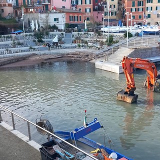 Nervi, l'escavatore sorpreso dall'alta marea. Le immagini fanno il giro del web