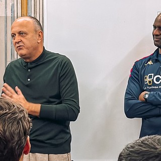 Mister Vieira e il nuovo proprietario Dan Sucu con la squadra (foto Genoa CFC - Tano Press)