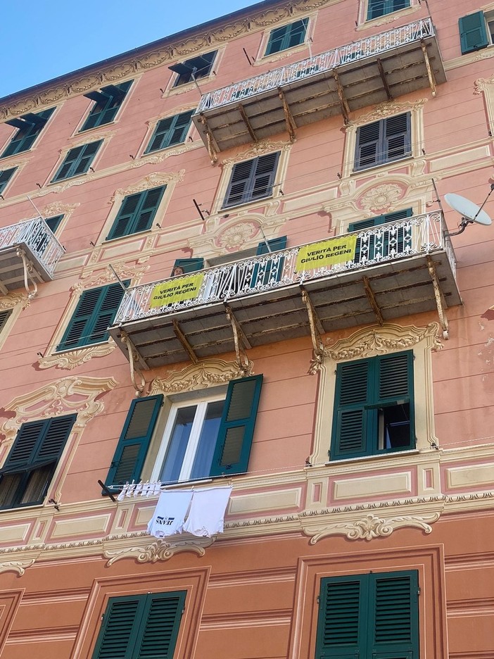 Camogli, sindaco rimuove lo striscione &quot;Verità per Giulio Regeni&quot;. I residenti li appendono alle finestre