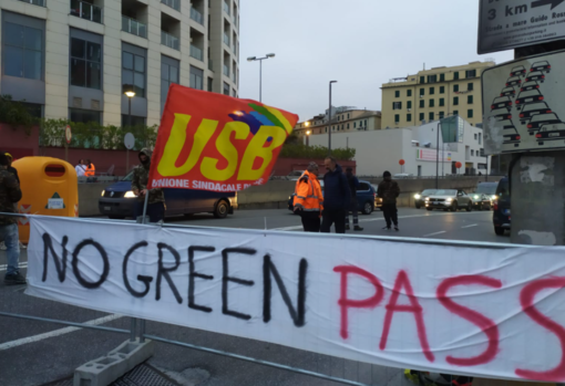 Green pass, sciopero Usb, bloccato il varco portuale di San Benigno, rallentamenti in varco Albertazzi (FOTO e VIDEO)