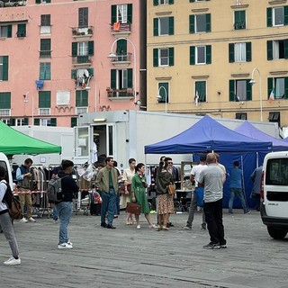 Le riprese del film su Paolo Villaggio arrivano in centro, centinaia di curiosi attirati dal set