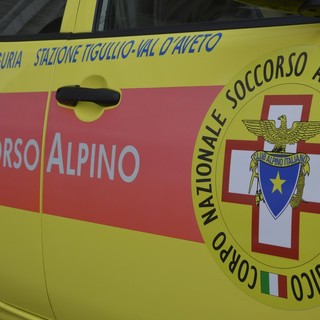 Si sente male prima della Messa, cade e picchia la testa: prete soccorso in idroambulanza