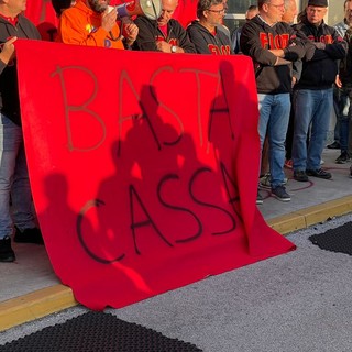 Ex Ilva, lavoratori in assemblea davanti allo stabilimento: “Basta cassa”