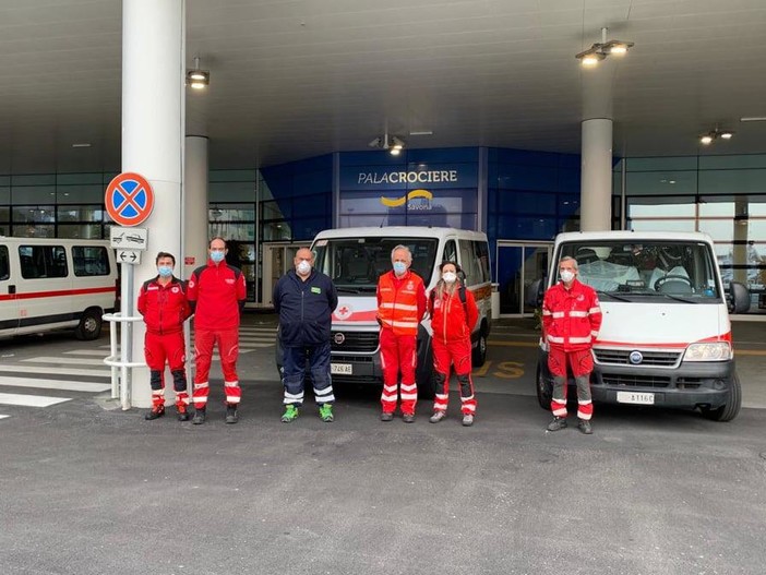 Coronavirus, al via le operazioni di sbarco degli ultimi 55 passeggeri italiani a bordo di Costa Luminosa (FOTO)