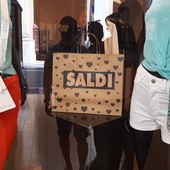 Saldi estivi al via il 6 luglio in Liguria, tra critiche e speranze dei commercianti