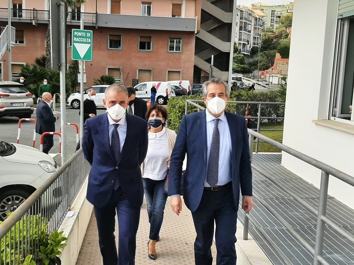 Il sottosegretario Costa (a sinistra) insieme al dg di Asl2 Damonte Prioli durante una visita a Savona