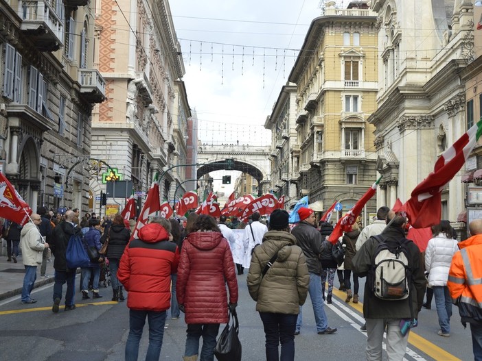 Lavoratori del porto in piazza: sciopero e manifestazione fino alla Prefettura