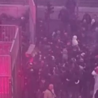 Genoa-Bari, il video degli scontri tra tifosi e poliziotti