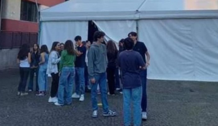 Lezioni in tensostruttura per gli studenti di Medicina, Candia: “Si agisce in emergenza senza pianificare”