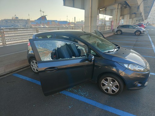 Genova, raffica di spaccate alle auto tra Dinegro, Foce e corso Italia