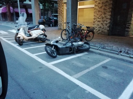 &quot;Strage&quot; di scooter ad Albenga causa vento forte (FOTO)