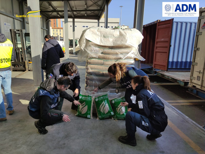 False indicazioni di qualità e provenienza, sequestrate alla dogana 382 tonnellate di pellet (video)