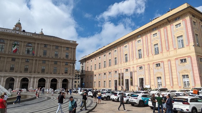 Sciopero dei taxi, in piazza De Ferrari presidio fino alle ore 22 (Foto)