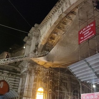 Lieto fine, è sceso l'uomo che minacciava di gettarsi dal Ponte Monumentale, strada riaperta