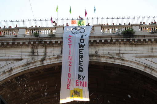 Dance Parade, polemiche per la sponsorizzazione di Eni: lo striscione di Extinction Rebellion (foto e video)