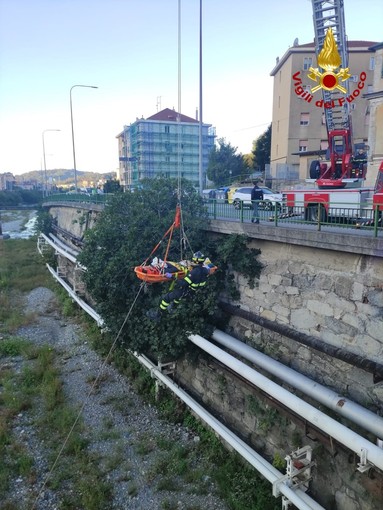 Bolzaneto, trentaseienne cade nel greto del Polcevera: in codice rosso al San Martino