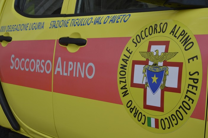 Si sente male prima della Messa, cade e picchia la testa: prete soccorso in idroambulanza