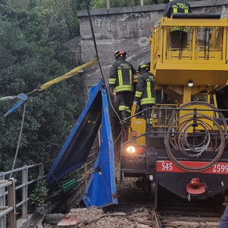 Materiale disperso dalla A10 sulla linea ferroviaria: riprende la circolazione dei treni tra Ventimiglia e Genova