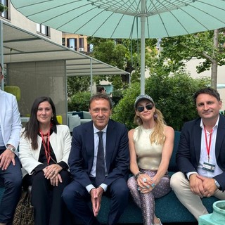 Da sinistra Massimiliano Pintagro, General Operations Manager di TS Group Servizi a 360^; Chiara Osnago Gadda event manager del premio “Evolution Horizon Award”; l’imprenditore Massimo Senini con la moglie Franca; Cristian  Pinziariu, Ceo di TS a Group Servizi a 360°