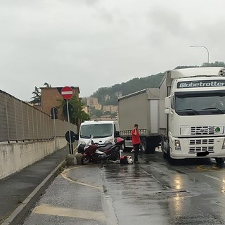 Trasta, incidente alla rotonda di via Polonio: ferito un 60enne